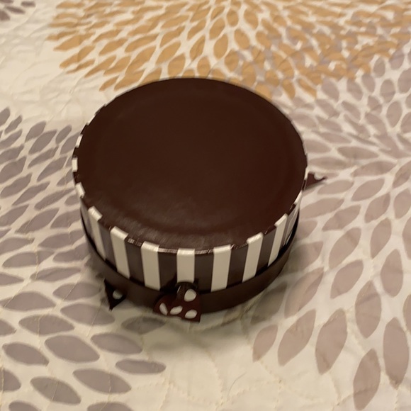 Henry Bendel Collectors Gift Box - Picture 7 of 7